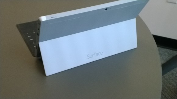 El color ha cambiado a un aluminio y el logo de Windows ha sido cambiado por la marca Surface