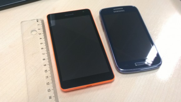 Lumia 535 al lado de un Samsung Galaxy Core