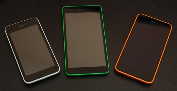 Foto de ArsTechnica - Lumia 520 (iqz) Lumia 535 (centro) Lumia 630/635 (dcha)