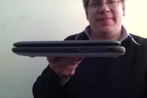 El lateral izquierdo de la Netbook Conectar Igualdad tiene: un puerto USB, una salida HDMI, una ranura para tarjetas SD protegida con una tapa y una ranura para candado