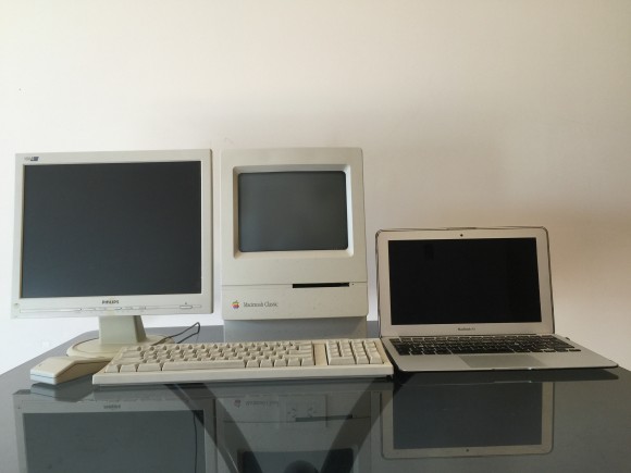 De izquierda a derecha: Monitor Philips LCD de 15", Macintosh Classic y Macbook Air 11.6". Compare la posición más ergonomica de la Macintosh frente a la ultrabook.