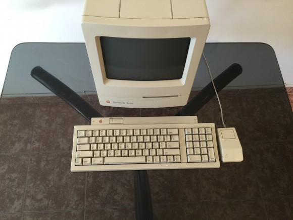 El Macintosh Classic con su relativamente angosto teclado y pequeño mouse.