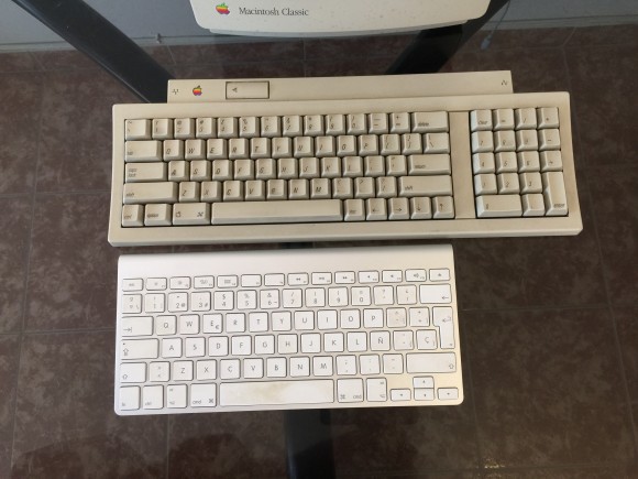 Comparando el teclado de la Macintosh Classic con el Apple Keyboard Wireless. 