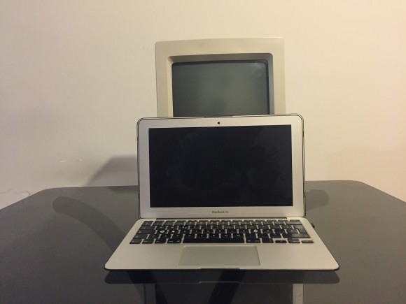 El Macintosh Classic es más angosto, pero más alto, que el Macbook Air 11.6"